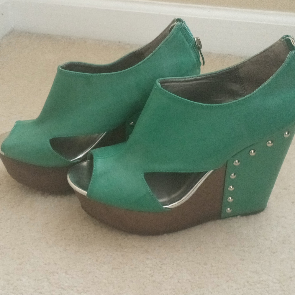 Laundry list- Very stylish teal color wedge sandals. Size 39 (8.5)